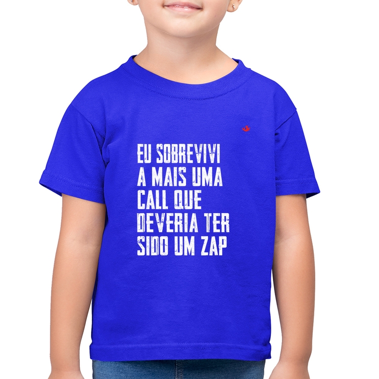 Camiseta Algodão Infantil Eu sobrevivi a mais uma call que deveria ter sido um zap - Azul Royal