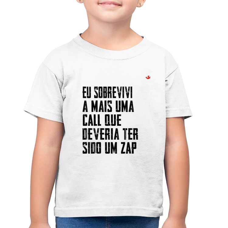 Camiseta Algodão Infantil Eu sobrevivi a mais uma call que deveria ter sido um zap - Branca