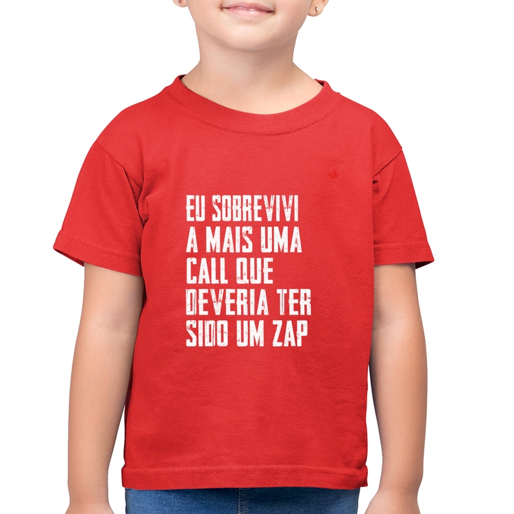 Camiseta Algodão Infantil Eu sobrevivi a mais uma call que deveria ter sido um zap - Vermelha