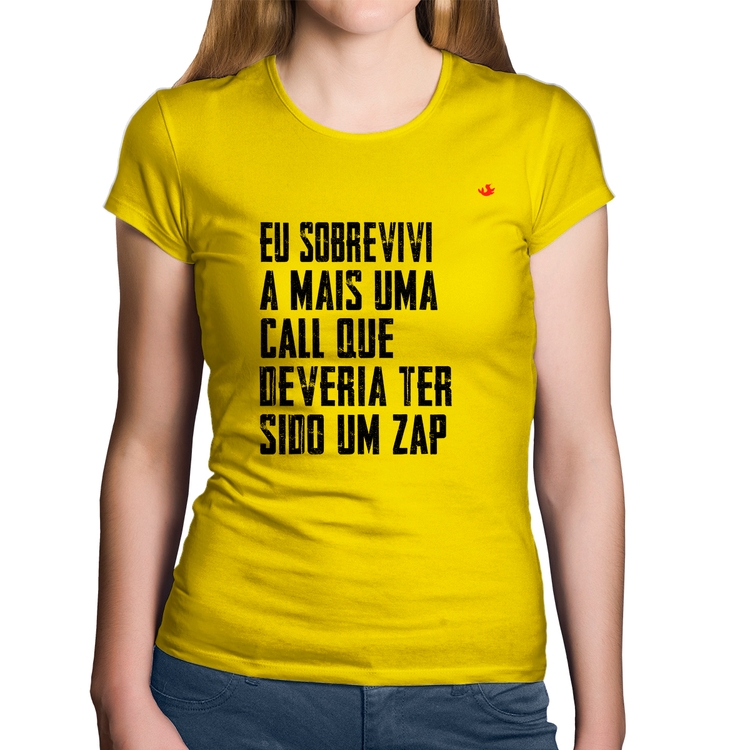 Baby Look Algodão Eu sobrevivi a mais uma call que deveria ter sido um zap - Amarela