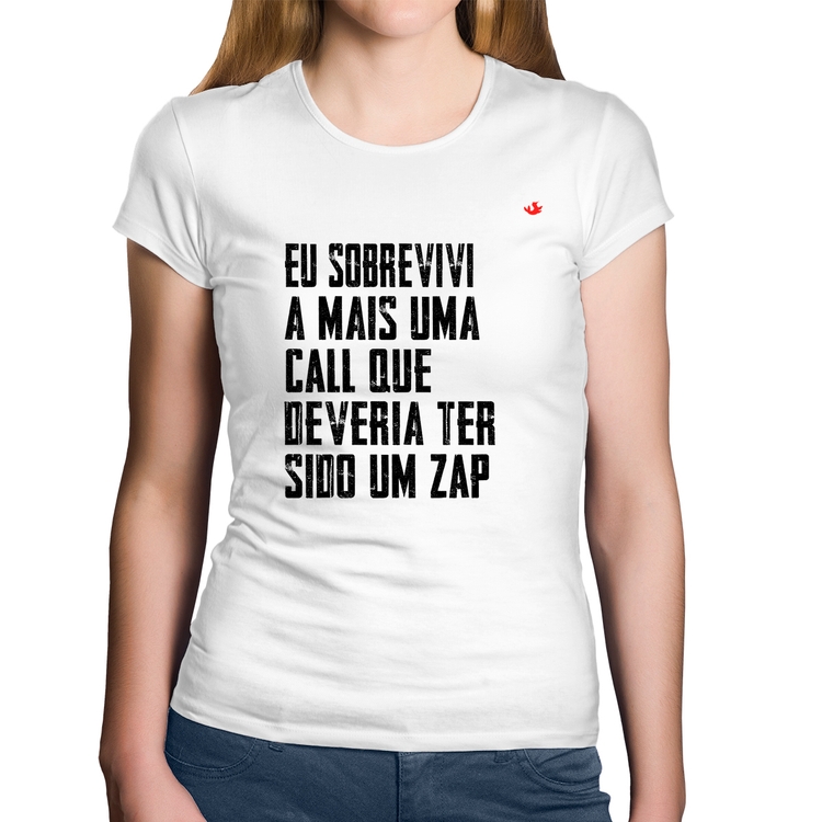 Baby Look Algodão Eu sobrevivi a mais uma call que deveria ter sido um zap - Branca