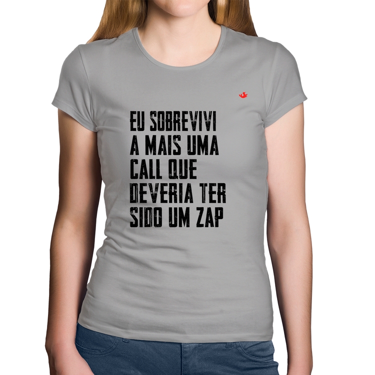 Baby Look Algodão Eu sobrevivi a mais uma call que deveria ter sido um zap - Cinza