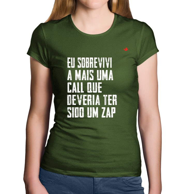 Baby Look Algodão Eu sobrevivi a mais uma call que deveria ter sido um zap - Musgo