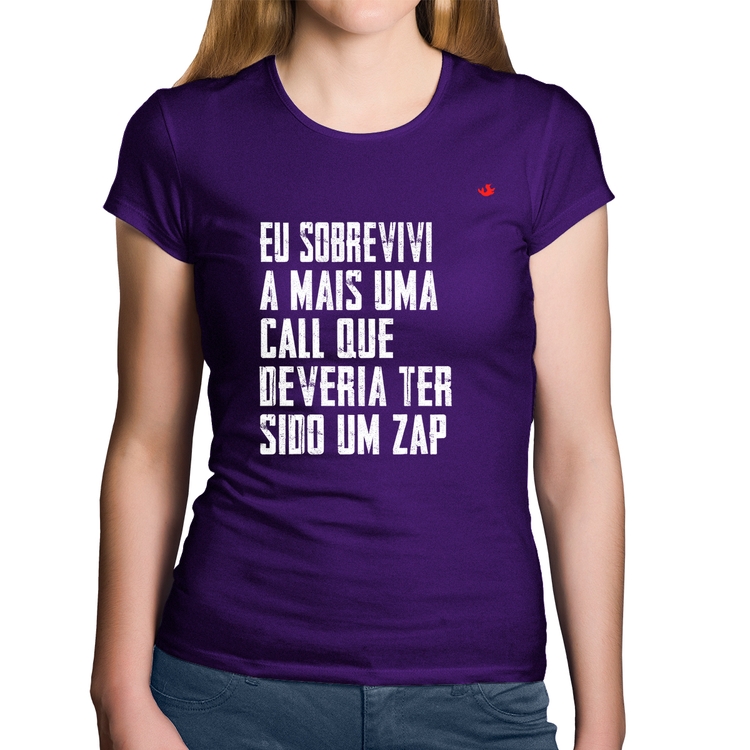 Baby Look Algodão Eu sobrevivi a mais uma call que deveria ter sido um zap - Roxa