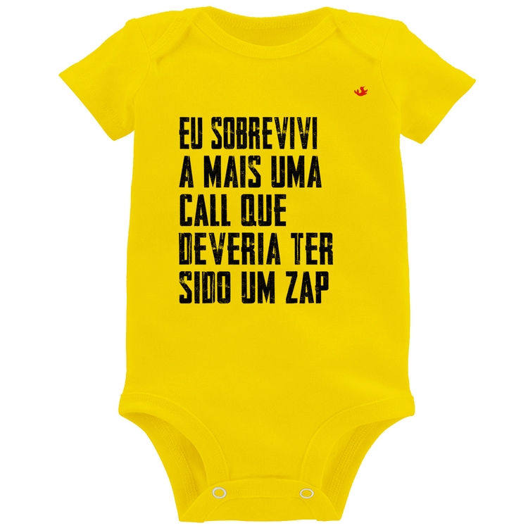 Body Bebê Eu sobrevivi a mais uma call que deveria ter sido um zap - Amarelo