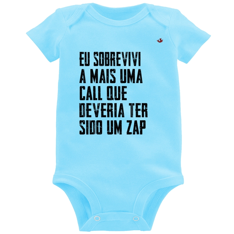 Body Bebê Eu sobrevivi a mais uma call que deveria ter sido um zap - Azul Bebê