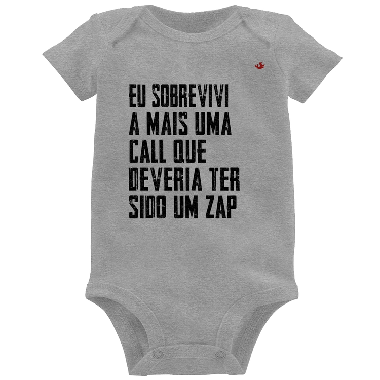 Body Bebê Eu sobrevivi a mais uma call que deveria ter sido um zap - Cinza