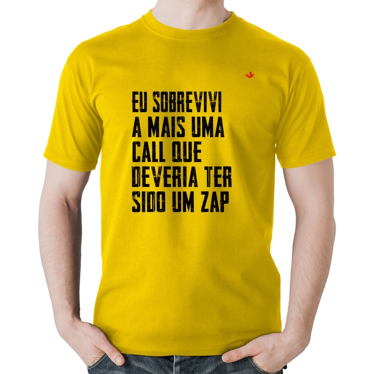 Camiseta Algodão Eu sobrevivi a mais uma call que deveria ter sido um zap - Amarela