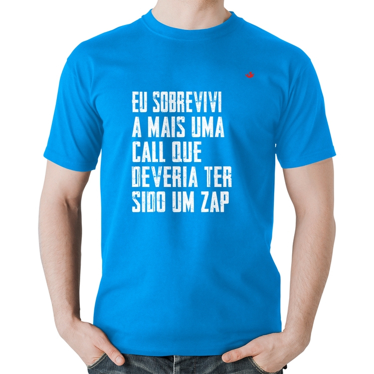 Camiseta Algodão Eu sobrevivi a mais uma call que deveria ter sido um zap - Azul