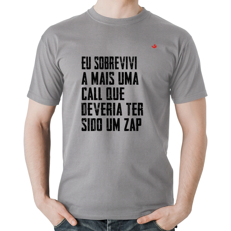 Camiseta Algodão Eu sobrevivi a mais uma call que deveria ter sido um zap - Cinza