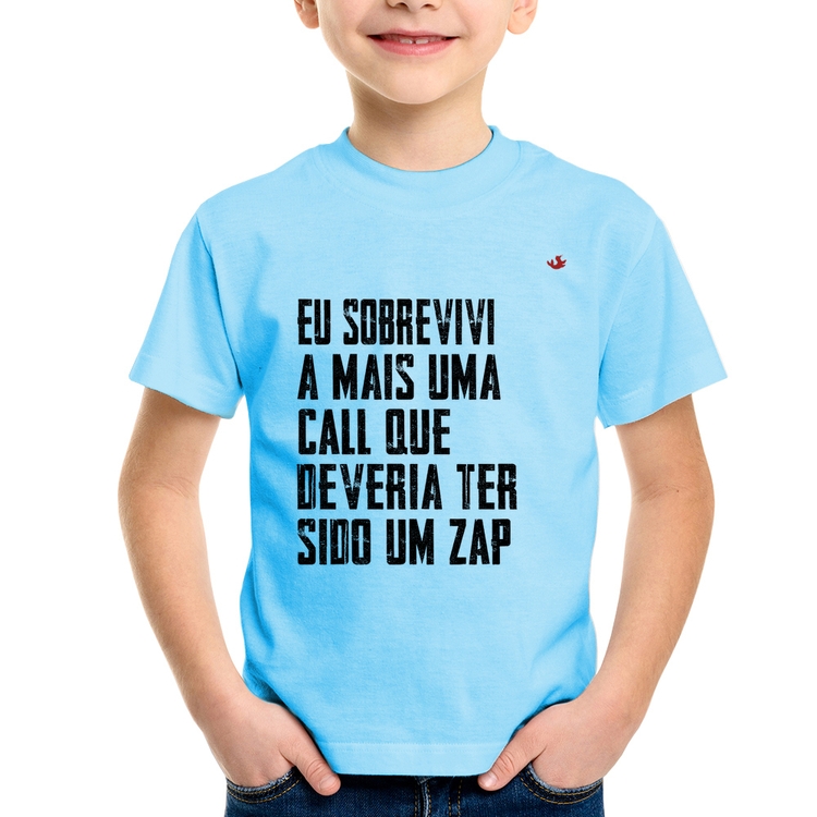 Camiseta Infantil Eu sobrevivi a mais uma call que deveria ter sido um zap - Azul Bebê