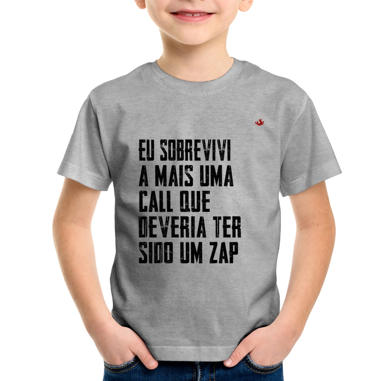 Camiseta Infantil Eu sobrevivi a mais uma call que deveria ter sido um zap - Cinza