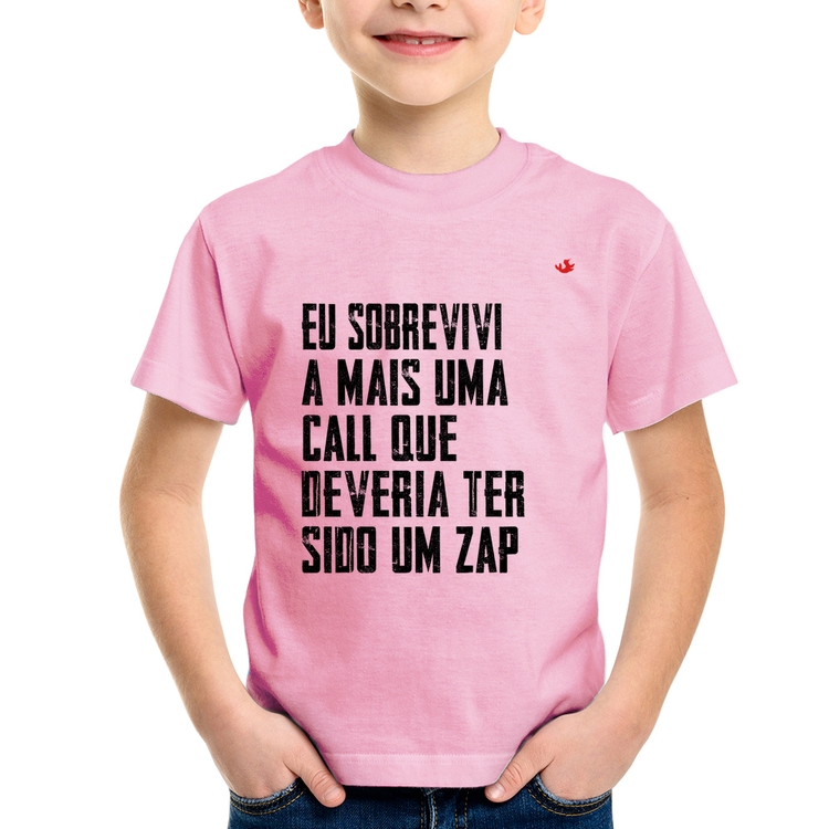 Camiseta Infantil Eu sobrevivi a mais uma call que deveria ter sido um zap - Rosa Bebê