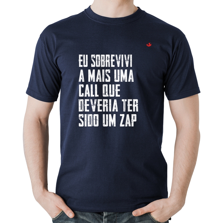 Camiseta Algodão Eu sobrevivi a mais uma call que deveria ter sido um zap - Marinho