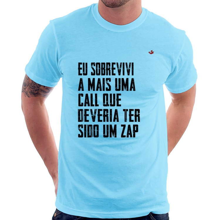 Camiseta Eu sobrevivi a mais uma call que deveria ter sido um zap - Azul Bebê