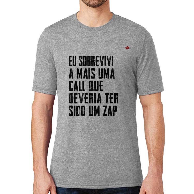 Camiseta Eu sobrevivi a mais uma call que deveria ter sido um zap - Cinza
