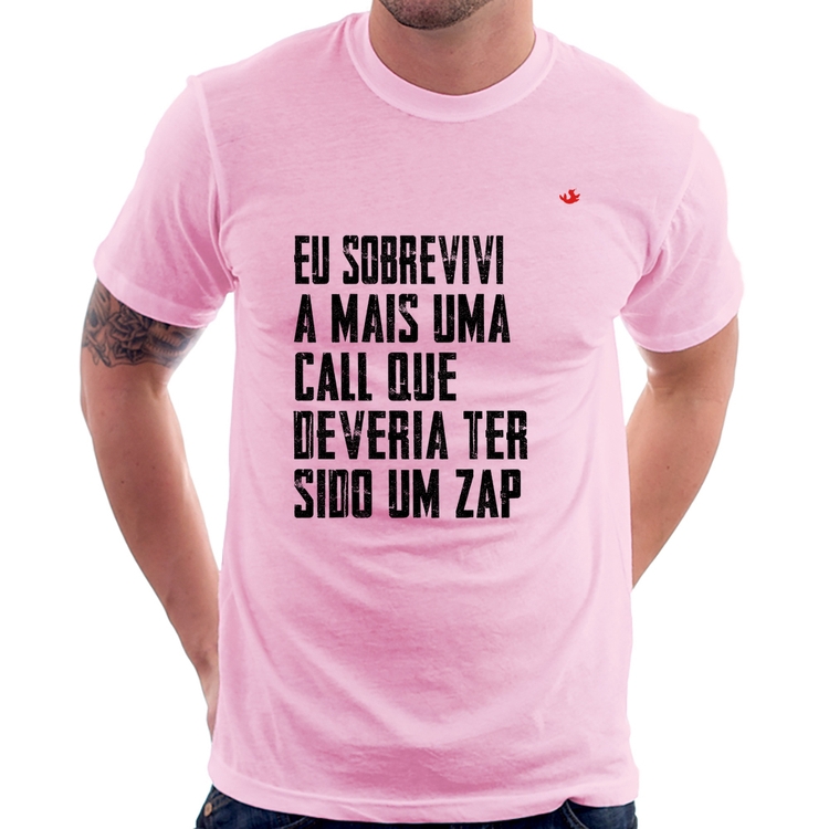 Camiseta Eu sobrevivi a mais uma call que deveria ter sido um zap - Rosa Bebê