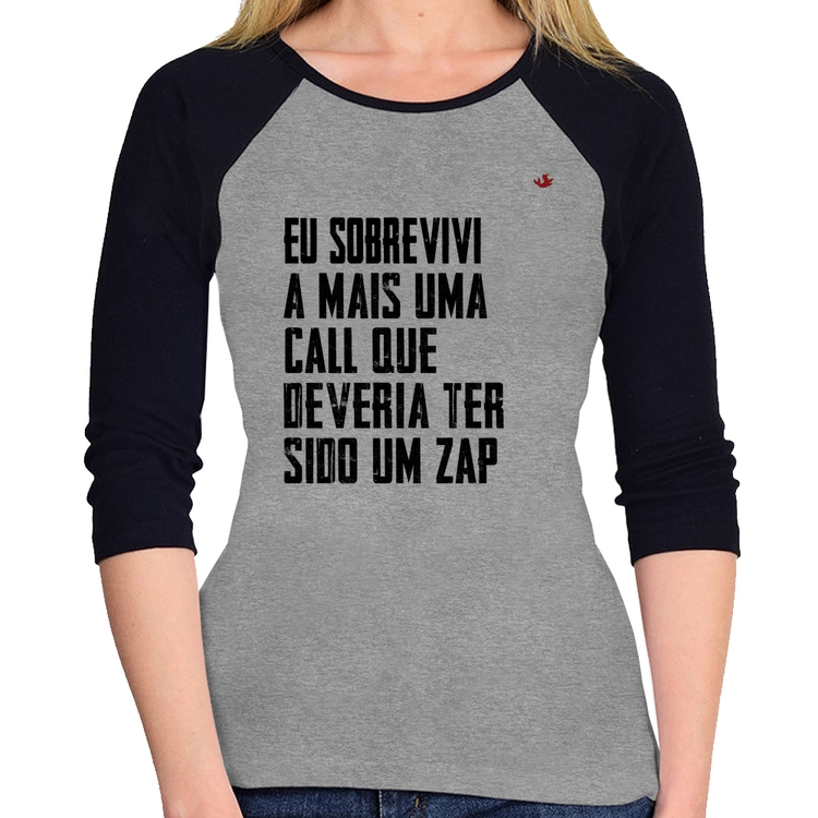 Baby Look Raglan Eu sobrevivi a mais uma call que deveria ter sido um zap Manga 3/4 - Cinza/Preto