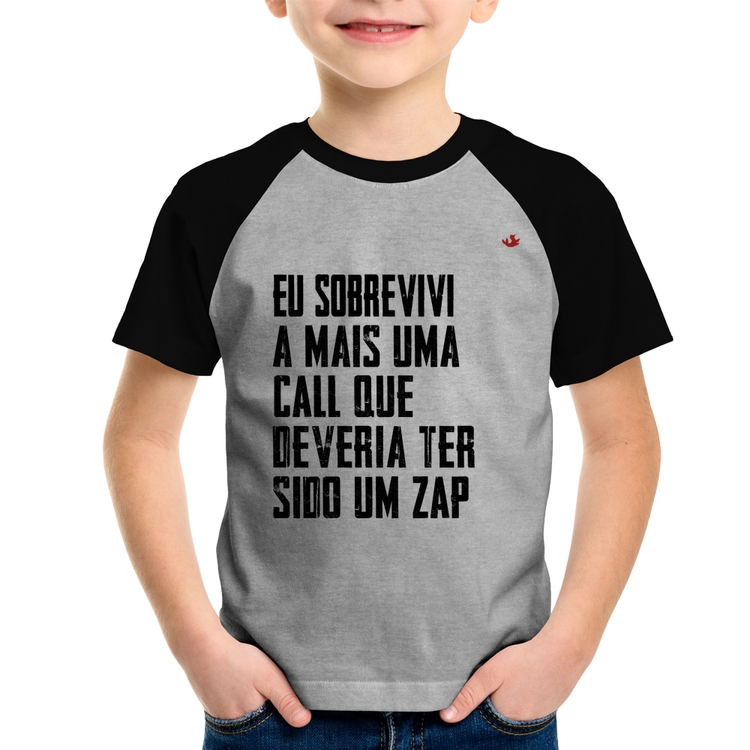 Camiseta Raglan Infantil Eu sobrevivi a mais uma call que deveria ter sido um zap - Cinza/Preto