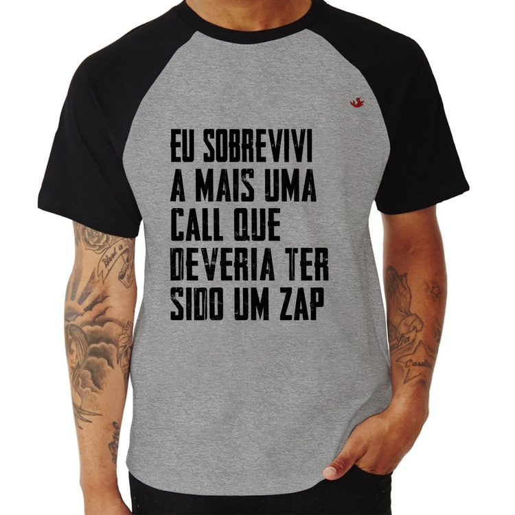 Camiseta Raglan Eu sobrevivi a mais uma call que deveria ter sido um zap - Cinza/Preto