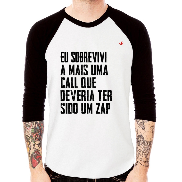 Camiseta Raglan Eu sobrevivi a mais uma call que deveria ter sido um zap Manga 3/4