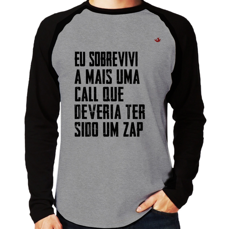 Camiseta Raglan Eu sobrevivi a mais uma call que deveria ter sido um zap Manga Longa - Cinza/Preto