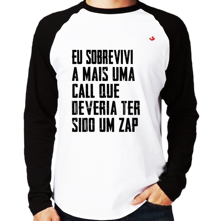 Camiseta Raglan Eu sobrevivi a mais uma call que deveria ter sido um zap Manga Longa