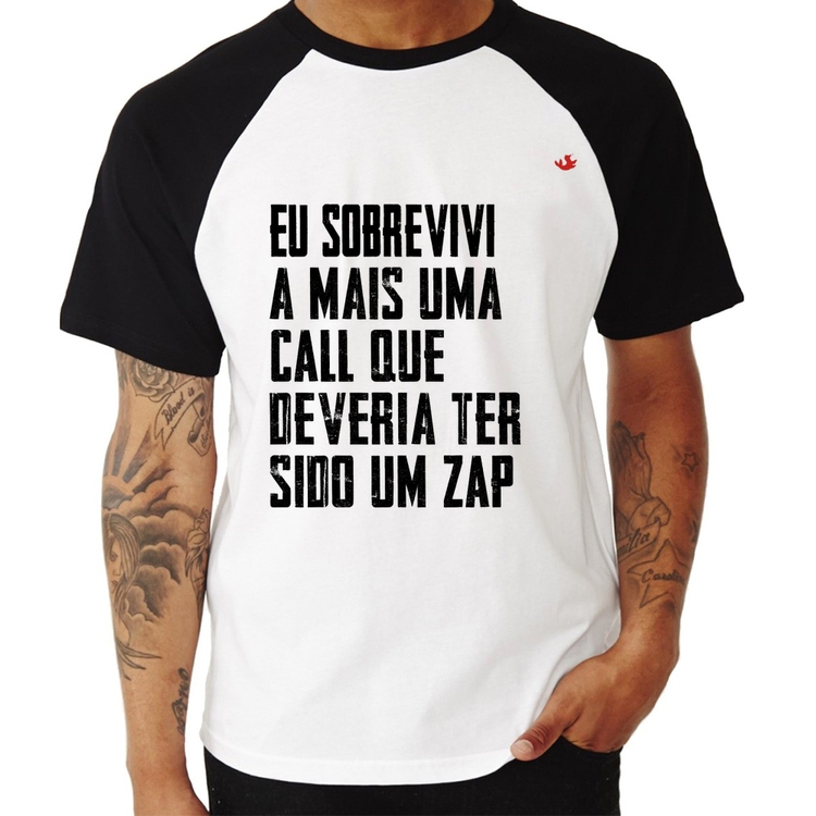 Camiseta Raglan Eu sobrevivi a mais uma call que deveria ter sido um zap