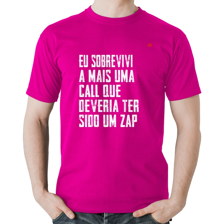 Camiseta Algodão Eu sobrevivi a mais uma call que deveria ter sido um zap - Rosa