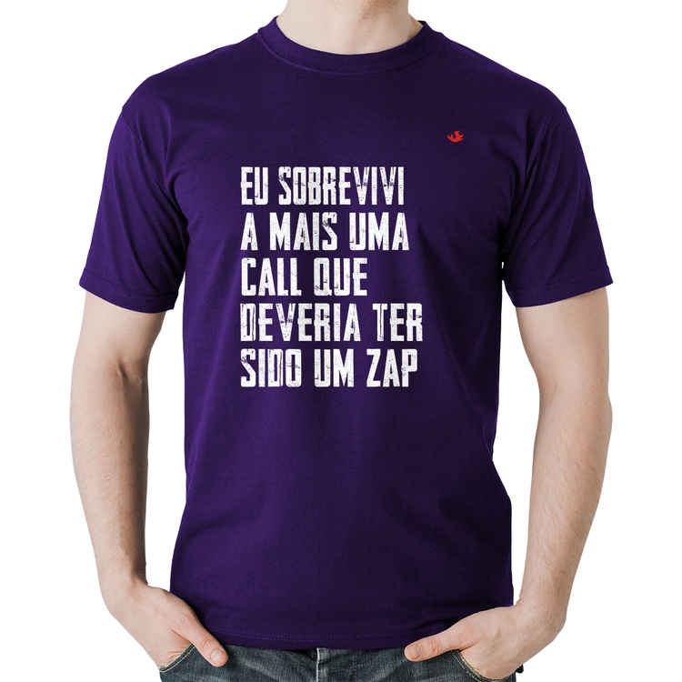 Camiseta Algodão Eu sobrevivi a mais uma call que deveria ter sido um zap - Roxa