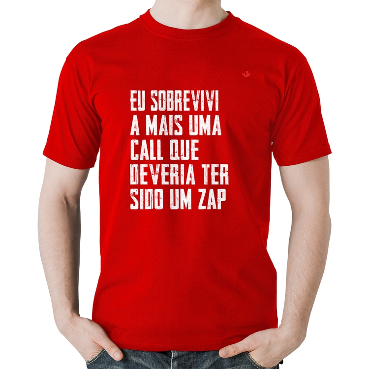 Camiseta Algodão Eu sobrevivi a mais uma call que deveria ter sido um zap - Vermelha