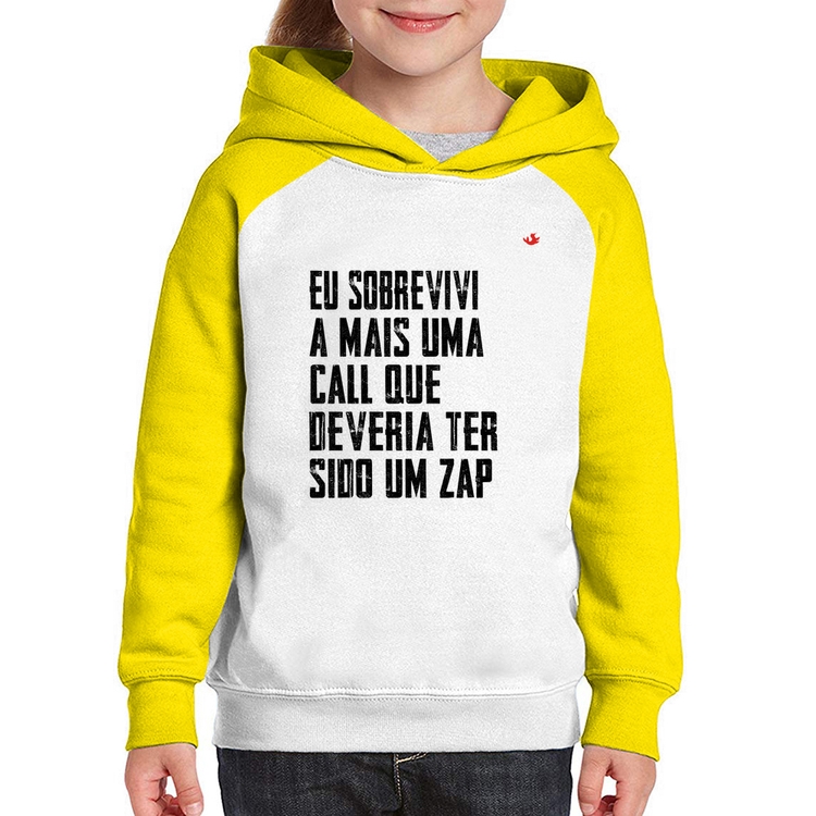 Moletom Infantil Eu sobrevivi a mais uma call que deveria ter sido um zap - Branco/Amarelo