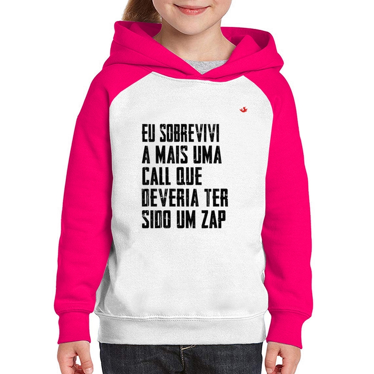 Moletom Infantil Eu sobrevivi a mais uma call que deveria ter sido um zap - Branco/Rosa