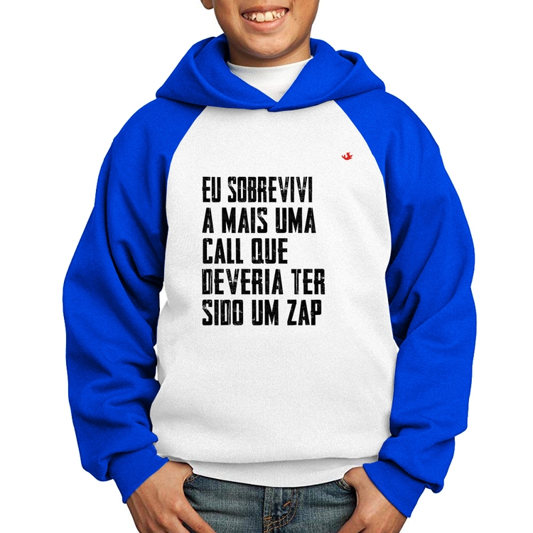 Moletom Infantil Eu sobrevivi a mais uma call que deveria ter sido um zap - Branco/Azul