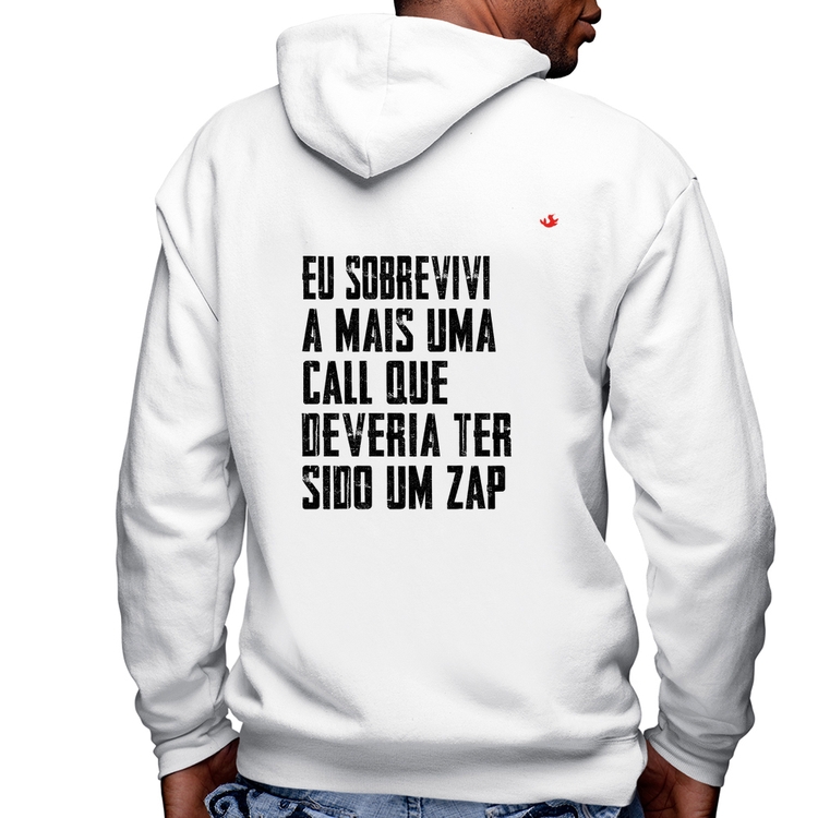 Blusa Moletom Eu sobrevivi a mais uma call que deveria ter sido um zap Masculina com Capuz e Zíper - Branca