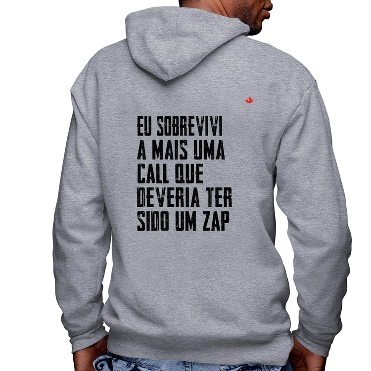 Blusa Moletom Eu sobrevivi a mais uma call que deveria ter sido um zap Masculina com Capuz e Zíper - Mescla