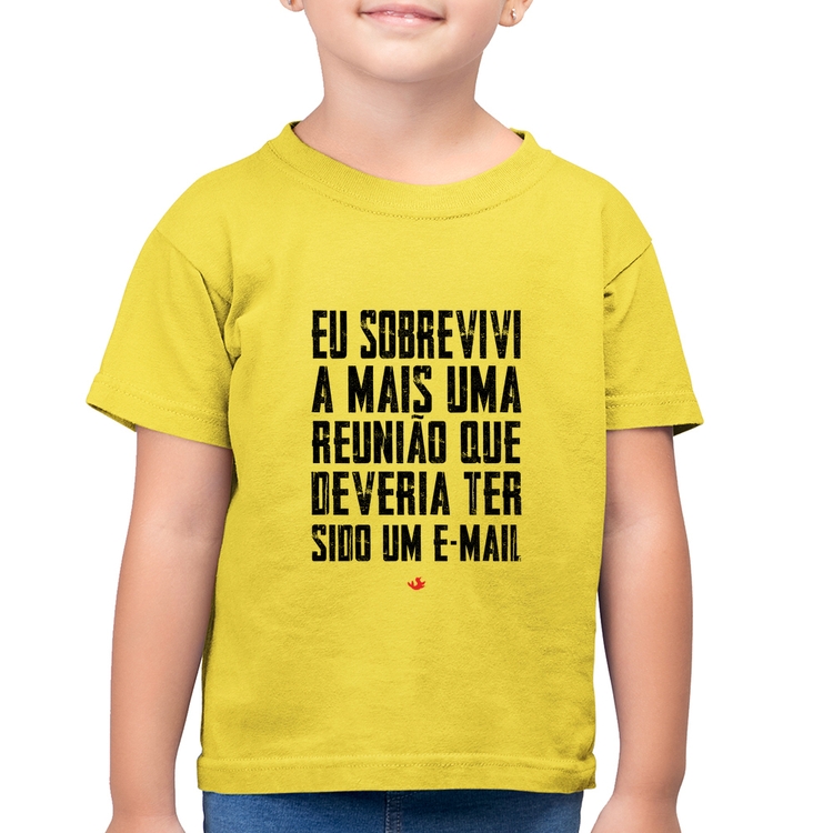 Camiseta Algodão Infantil Eu sobrevivi a mais uma reunião que deveria ter sido um e-mail - Amarelo Canário