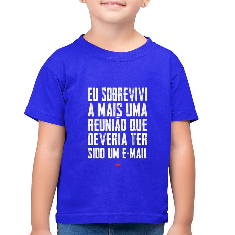 Camiseta Algodão Infantil Eu sobrevivi a mais uma reunião que deveria ter sido um e-mail - Azul Royal