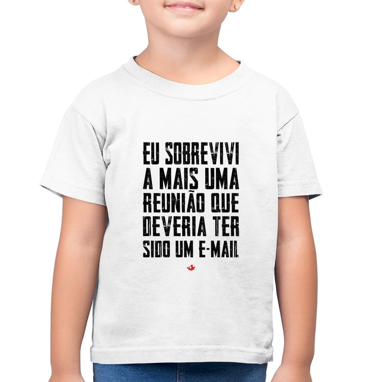 Camiseta Algodão Infantil Eu sobrevivi a mais uma reunião que deveria ter sido um e-mail - Branca