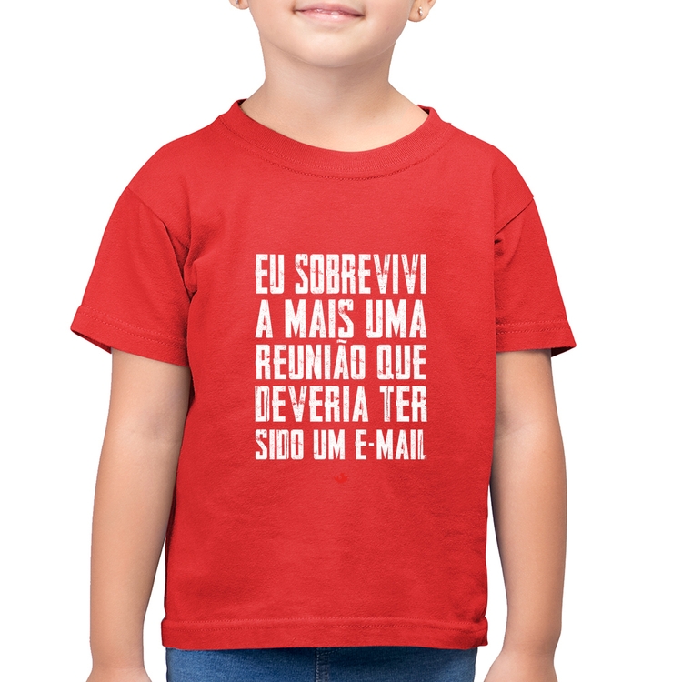 Camiseta Algodão Infantil Eu sobrevivi a mais uma reunião que deveria ter sido um e-mail - Vermelha