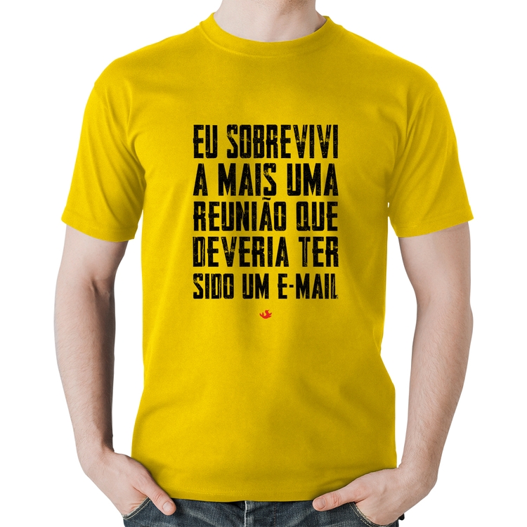 Camiseta Algodão Eu sobrevivi a mais uma reunião que deveria ter sido um e-mail - Amarela