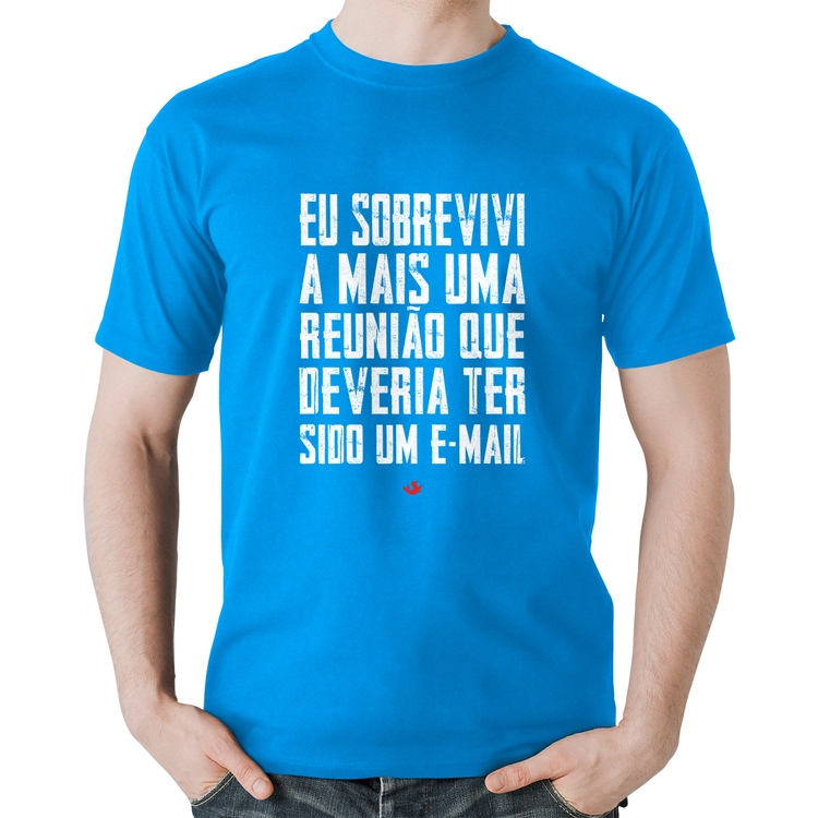 Camiseta Algodão Eu sobrevivi a mais uma reunião que deveria ter sido um e-mail - Azul