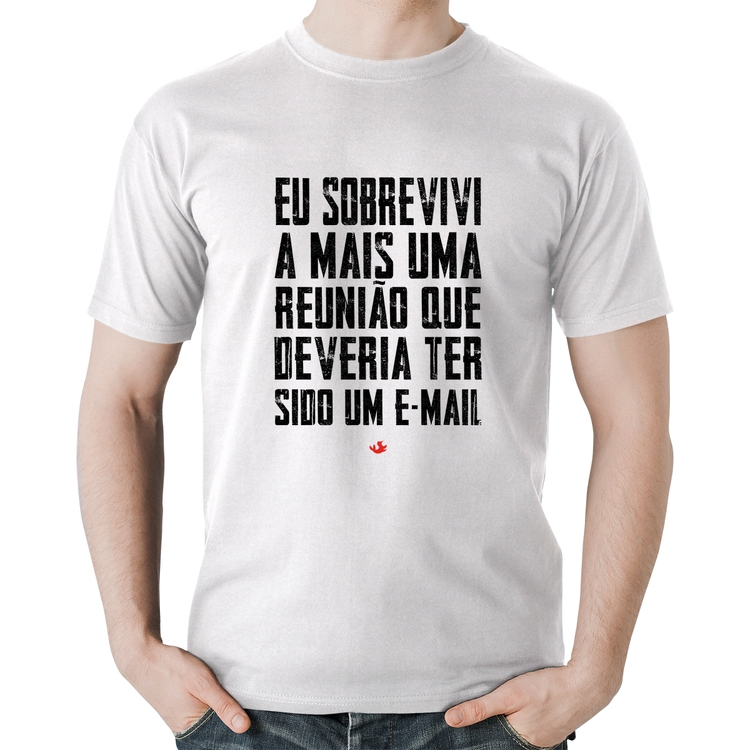 Camiseta Algodão Eu sobrevivi a mais uma reunião que deveria ter sido um e-mail - Branca