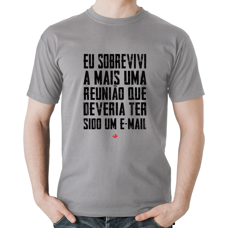 Camiseta Algodão Eu sobrevivi a mais uma reunião que deveria ter sido um e-mail - Cinza