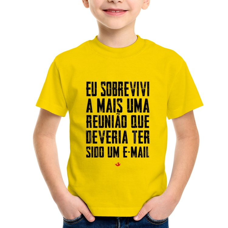 Camiseta Infantil Eu sobrevivi a mais uma reunião que deveria ter sido um e-mail - Amarela