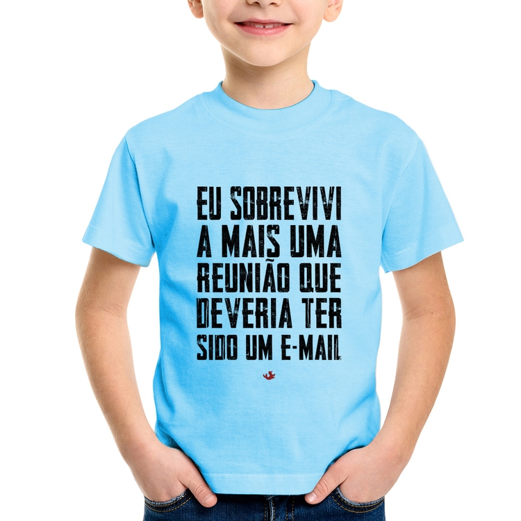 Camiseta Infantil Eu sobrevivi a mais uma reunião que deveria ter sido um e-mail - Azul Bebê