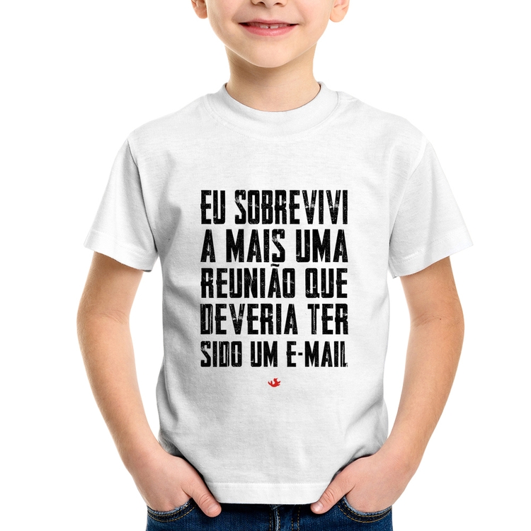 Camiseta Infantil Eu sobrevivi a mais uma reunião que deveria ter sido um e-mail