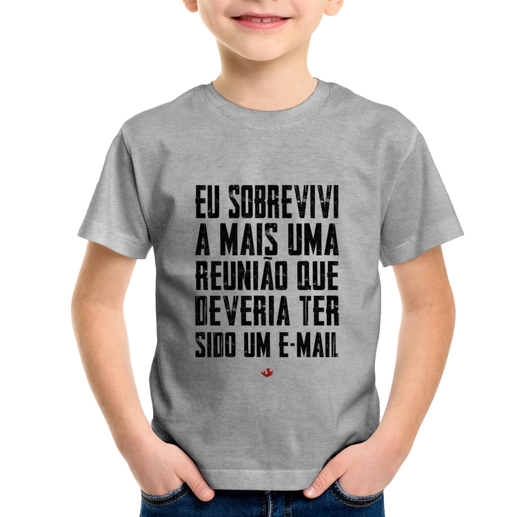 Camiseta Infantil Eu sobrevivi a mais uma reunião que deveria ter sido um e-mail - Cinza