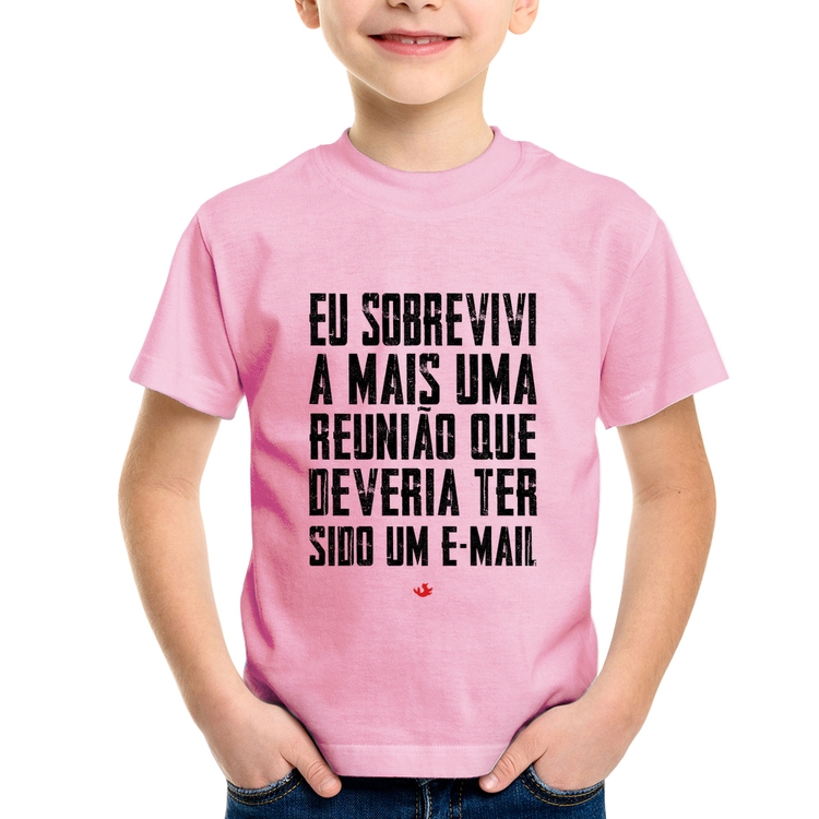 Camiseta Infantil Eu sobrevivi a mais uma reunião que deveria ter sido um e-mail - Rosa Bebê