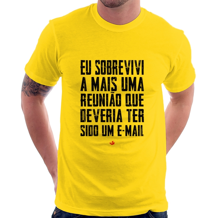 Camiseta Eu sobrevivi a mais uma reunião que deveria ter sido um e-mail - Amarela